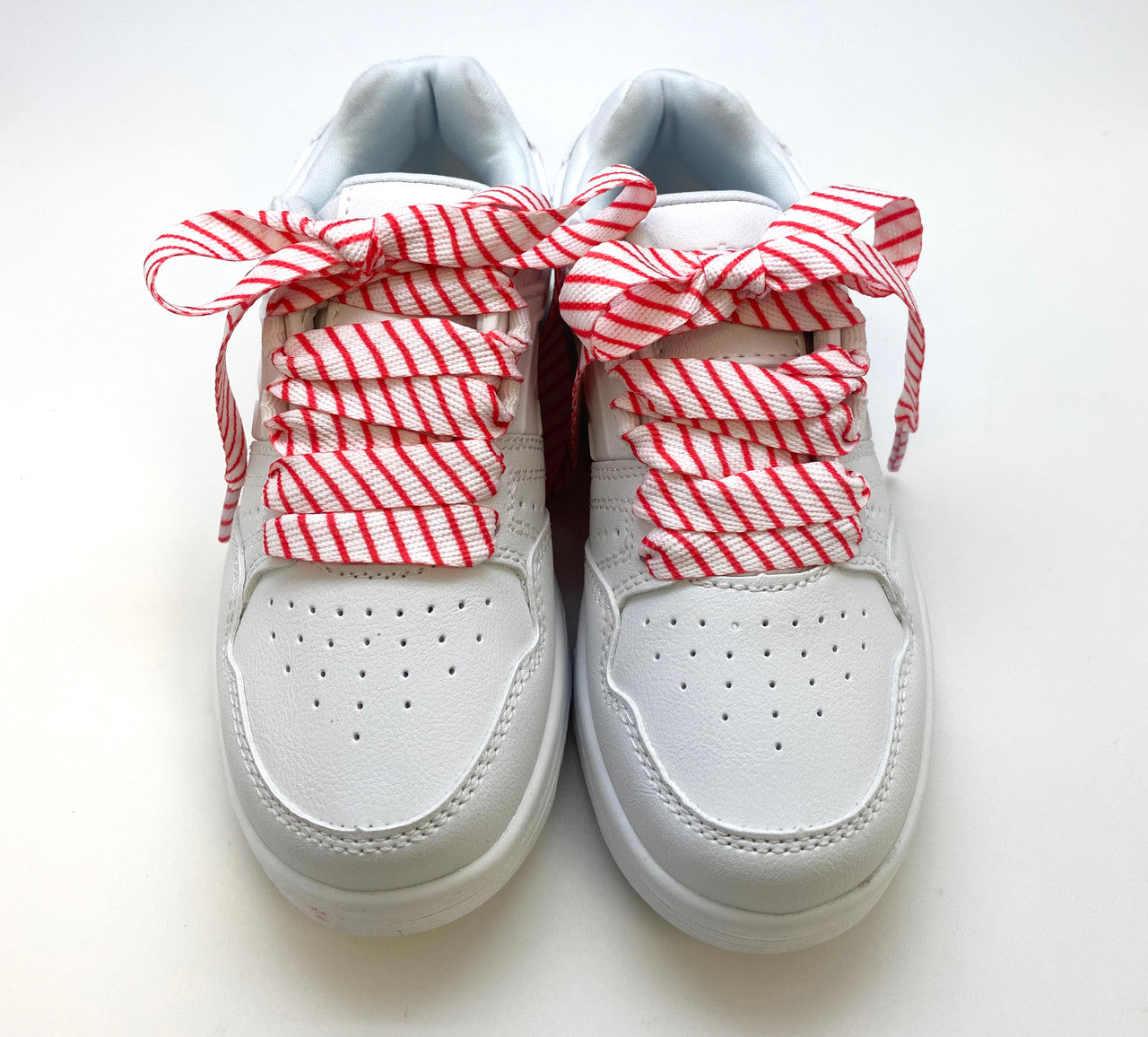 Shoelaces with red and white stripes, 45