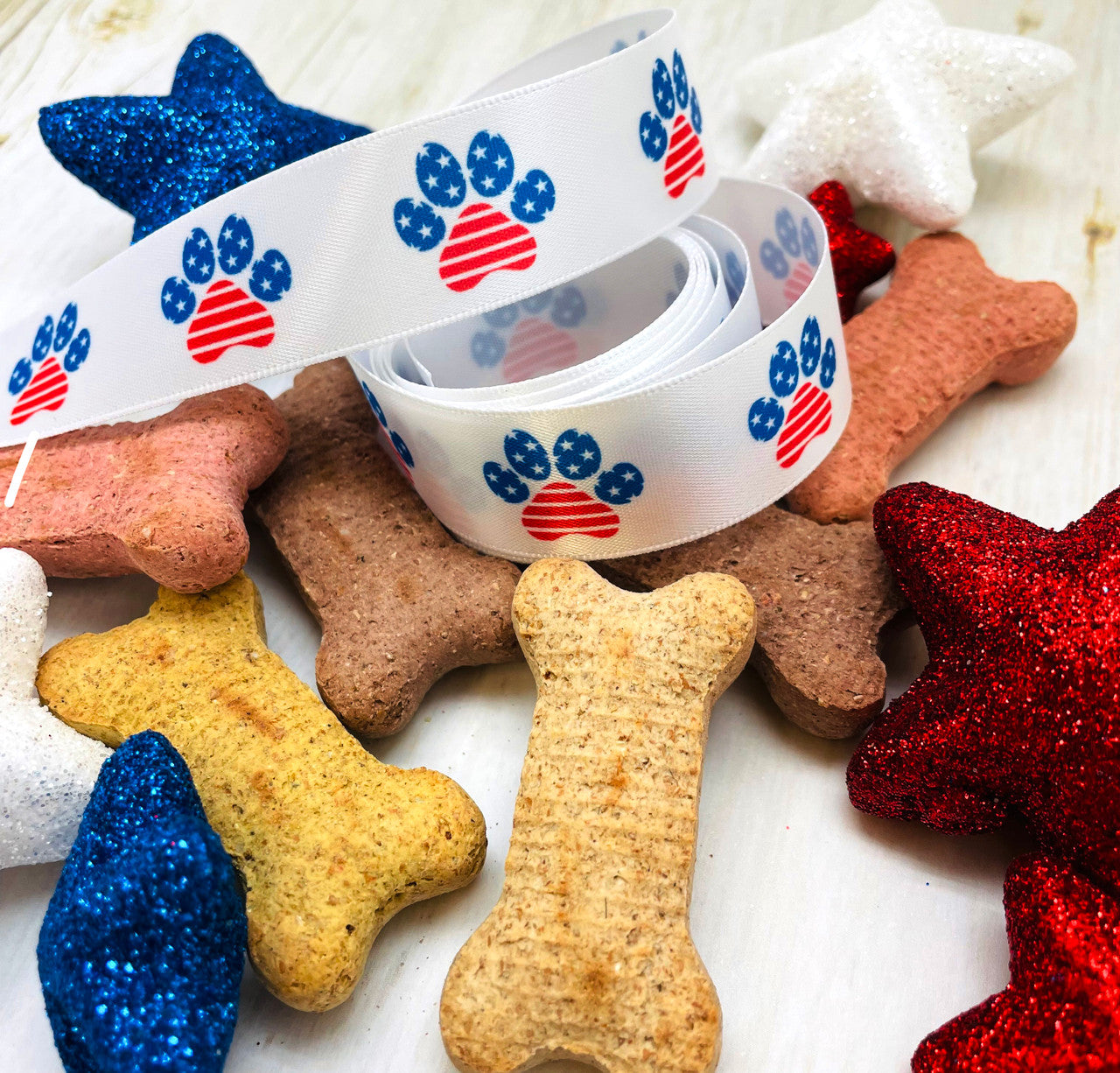 Tie a few dog treats with our patriotic paw prints to bring along to the 4th of July barbecue for the furry family members!