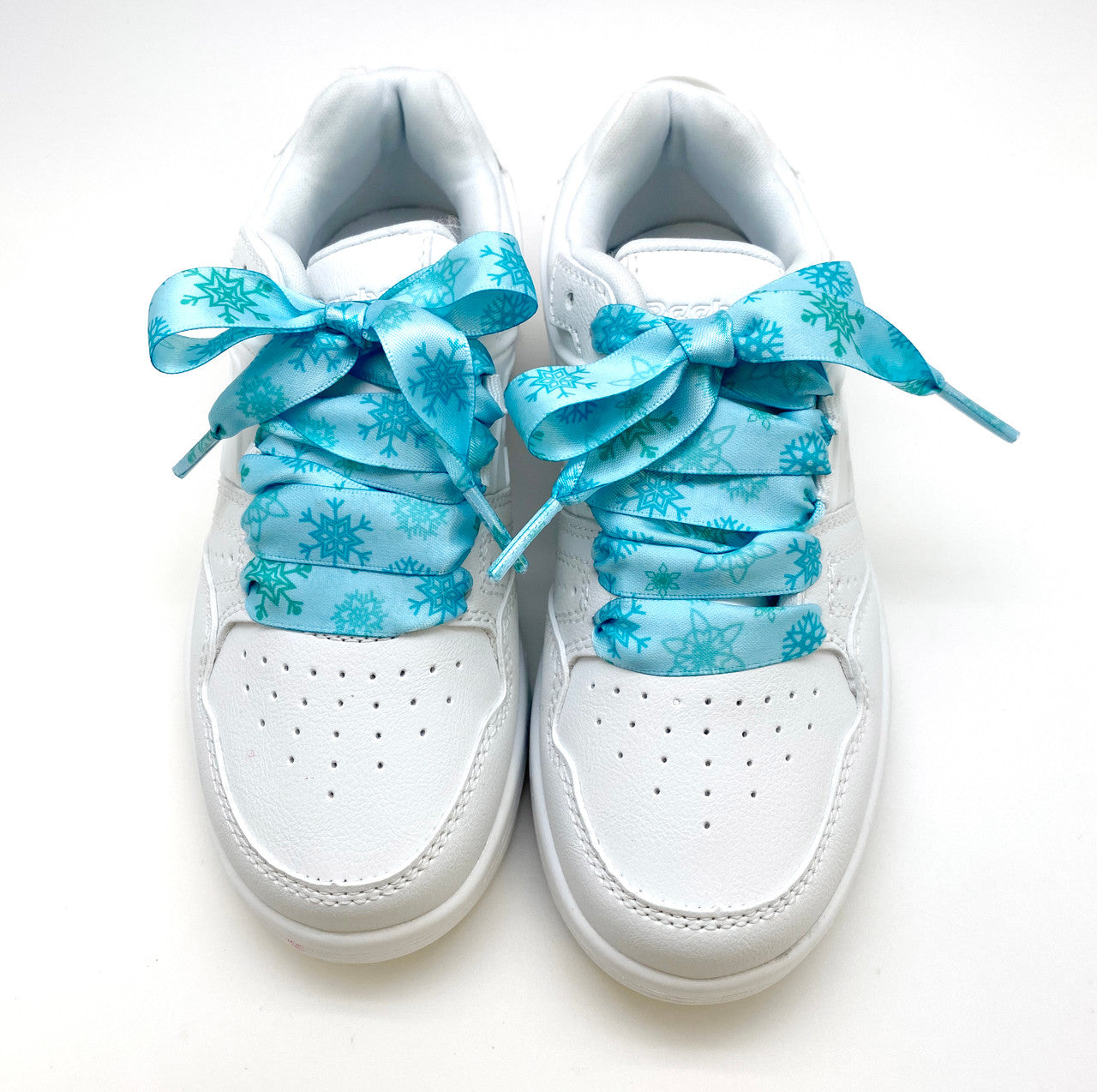 Satin shoelaces tie Frozen snow flake design is perfect for adding some fun and fashion to your sneakers! This is a great shoelace for fun dance shoes, wedding shoes, cheerleading and recitals! All our ribbon shoelaces are printed using dye sublimation technology and can be washed, ironed and re-used! All our laces are designed and printed in the USA