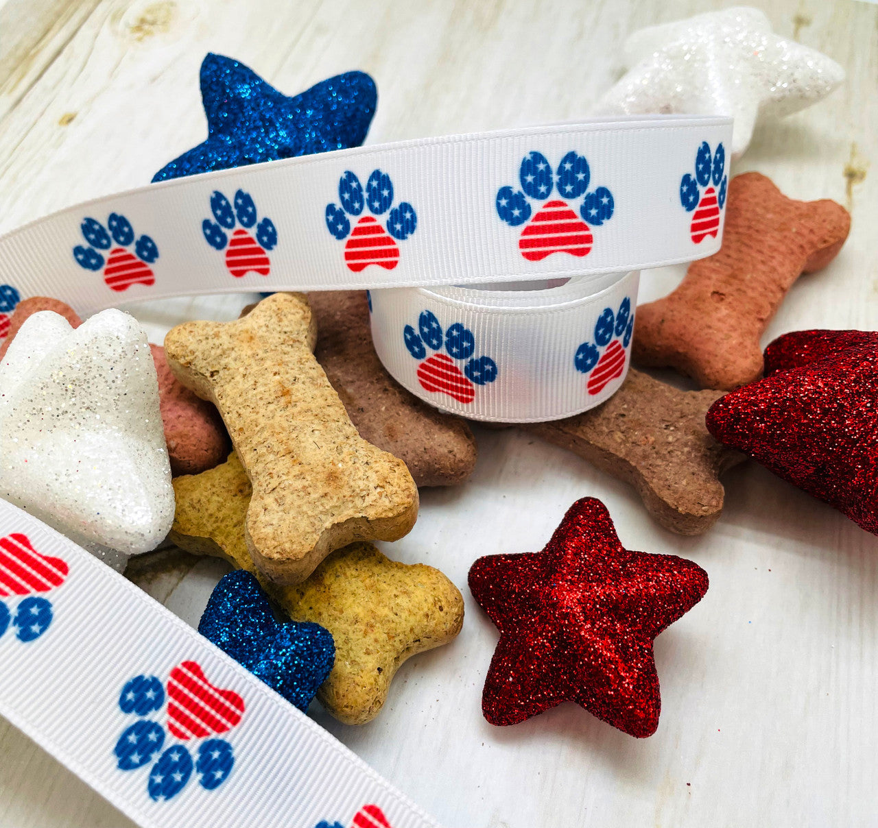 Tie a few dog treats with our patriotic paw prints to bring along to the 4th of July barbecue for the furry family members!