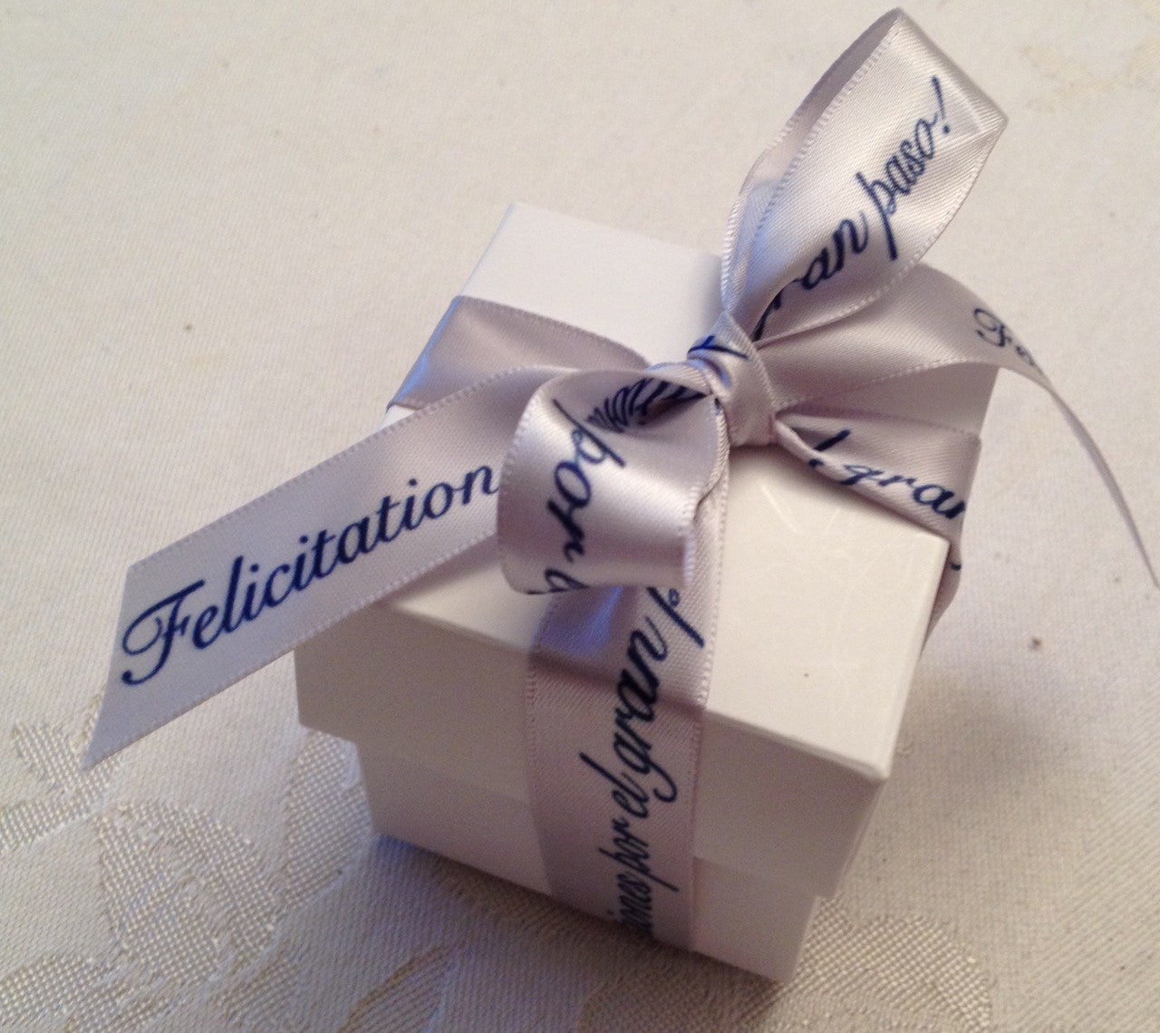 This beautiful expression of good wishes in Spanish looks so pretty tied on our favor box!