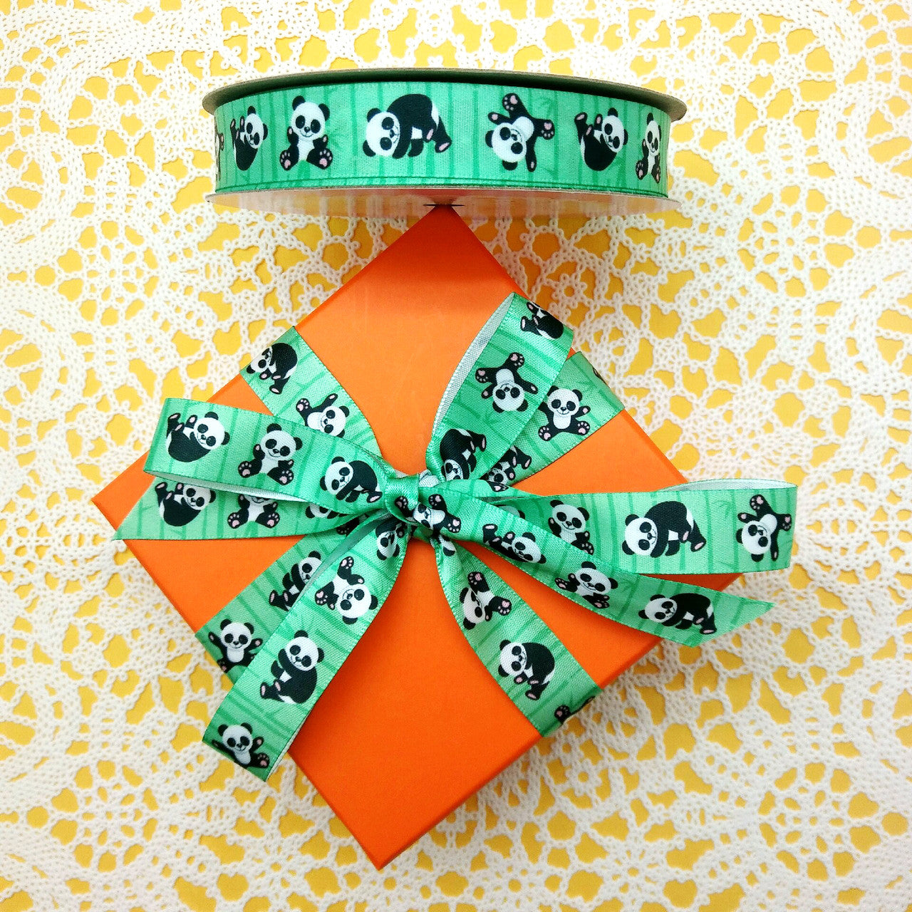 Tie a little box with our panda bears to bring a smile to the recipient's face!