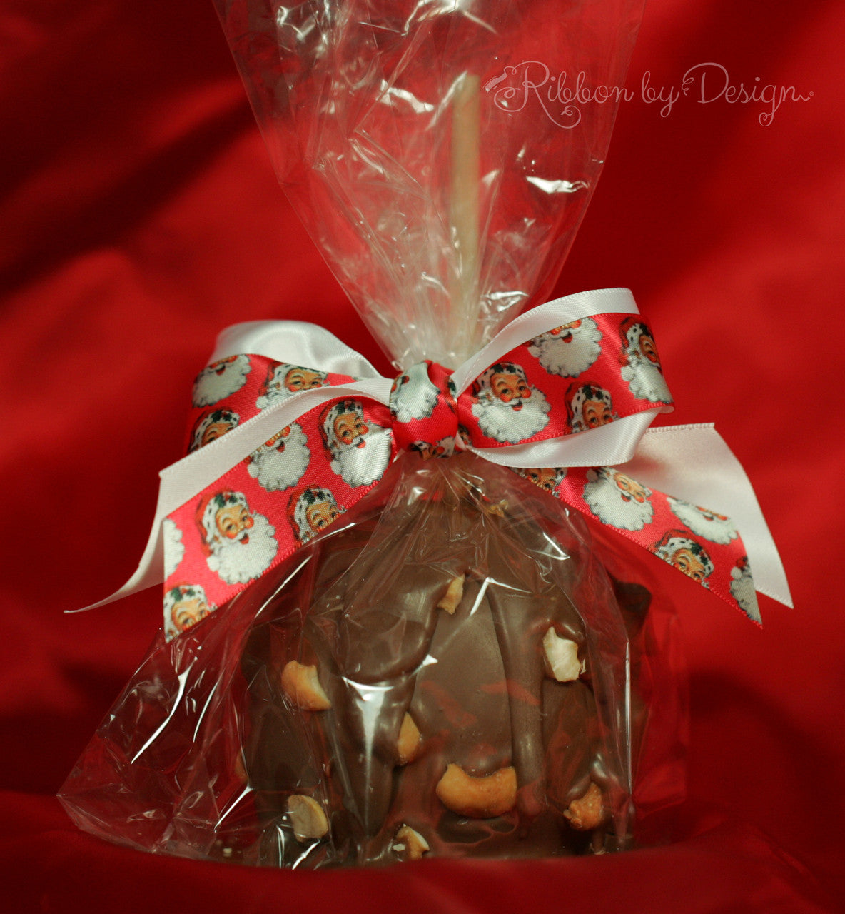 Combining a plain ribbon with a printed ribbon makes for a truly elegant presentation to this beautiful chocolate apple