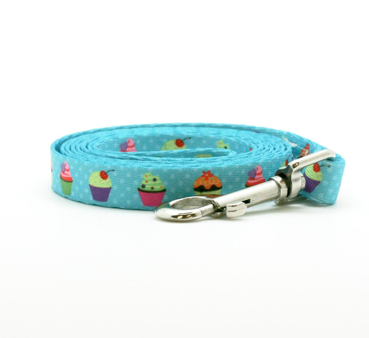 Dog leash Cupcakes with polka dots on 5/8" turquoise webbing